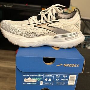 Brooks Glycerin StealthFit GTS 21, women’s size 6.5